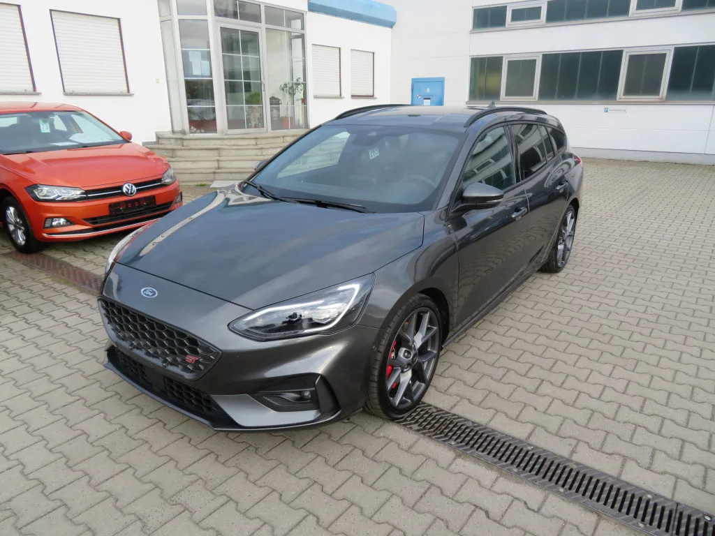 Ford Focus TURNIER 2,3 ST*STYLING PAKET*PERFORMANCE* Image 3